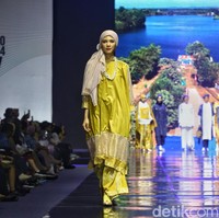 Danjyo Hiyoji mengolah Batik Mukomuko menjadi sederet busana modern dengan warna-warna cerah seperti kuning kecokelatan dan hijau. Ada juga busana dalam warna biru dan putih. Foto: Ari Saputra