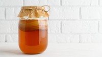Kombucha merupakan minuman fermentasi berbahan dasar teh yang mengandung bakteri baik dan ragi. Kombucha dikenal punya khasiat detoksifikasi, antiinflamasi, dan sumber probiotik yang sangat baik. Foto: iStock