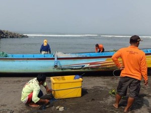Terjebak Kabut, Perahu Nelayan Cilacap Terdampar di Pantai Trisik Kulon Progo