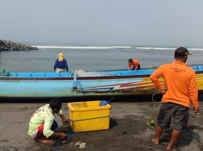Kondisi perahu nelayan Cilacap yang terdampar di muara Pantai Trisik, Kulon Progo, DIY. Diunggah Sabtu (21/10/2023).