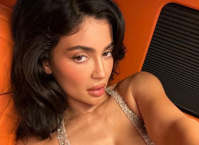 Dalam foto hitam-putih ini, Kylie terlihat lebih cantik dan segar tanpa riasan wajah yang berlebihan. Foto: dok. Instagram