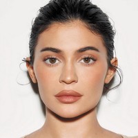 Kylie juga tidak banyak menggunakan eyeshadow glamour atau smokey eyes yang dulu sering ia gunakan. Ia memilih tampil dengan menggunakan maskara dan eyeshadow warna netral. Foto: dok. Instagram