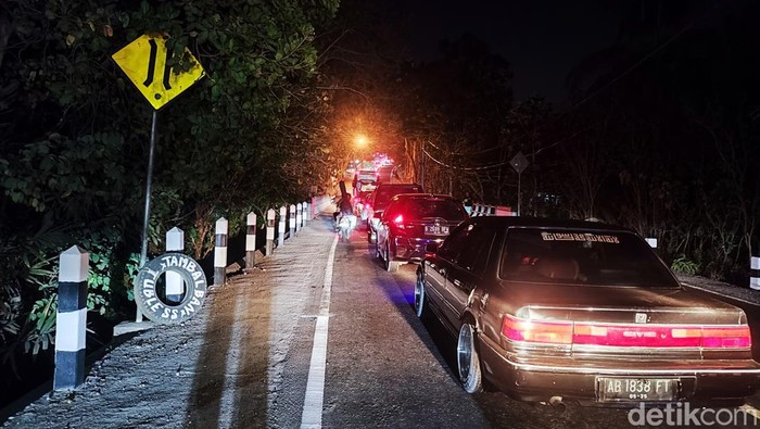 Lalu lintas di Jalan Jogja-Wonosari, Gunungkidul, Sabtu (21/10/2023).