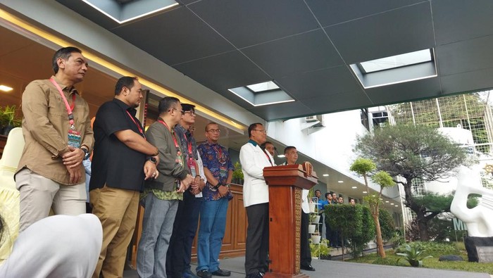 Kepala RSPAD Gatot Subroto, Letjen TNI Albertus Budi Sulistya, mengungkapkan proses pemeriksaan kesehatan bakal capres-cawapres.