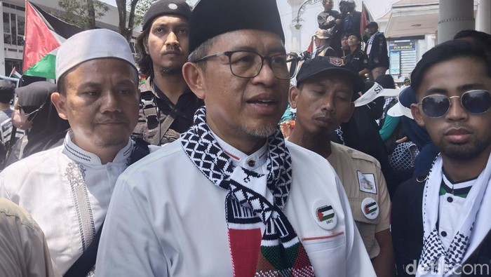 Mantan Gubernur Jabar Ahmad Heryawan atau Aher saat ikut aksi bela Palestina di Bandung. (Foto: Rifat Alhamidi)