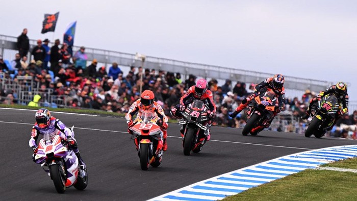 Prima Pramacs French rider Johann Zarco leads the pack during the MotoGP Australian Grand Prix at Phillip Island on October 21, 2023. (Photo by WILLIAM WEST / AFP) / -- IMAGE RESTRICTED TO EDITORIAL USE - STRICTLY NO COMMERCIAL USE --