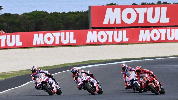 Prima Pramacs French rider Johann Zarco (L) competes against Prima Pramacs Spanish rider Jorge Martin during the MotoGP Australian Grand Prix at Phillip Island on October 21, 2023. (Photo by Paul CROCK / AFP) / -- IMAGE RESTRICTED TO EDITORIAL USE - STRICTLY NO COMMERCIAL USE --