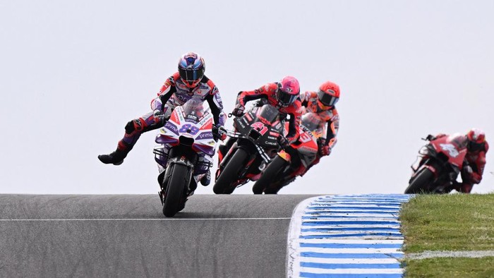 Prima Pramacs Spanish rider Jorge Martin (L) leads the pack during the second free practice session of the MotoGP Australian Grand Prix at Phillip Island on October 21, 2023. (Photo by WILLIAM WEST / AFP) / -- IMAGE RESTRICTED TO EDITORIAL USE - STRICTLY NO COMMERCIAL USE --