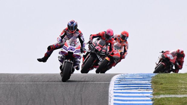 Prima Pramac's Spanish rider Jorge Martin (L) leads the pack during the second free practice session of the MotoGP Australian Grand Prix at Phillip Island on October 21, 2023. (Photo by WILLIAM WEST / AFP) / -- IMAGE RESTRICTED TO EDITORIAL USE - STRICTLY NO COMMERCIAL USE --