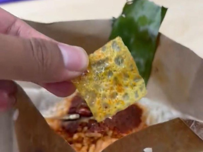 Nasi lemak yang telur dadarnya setipis kertas