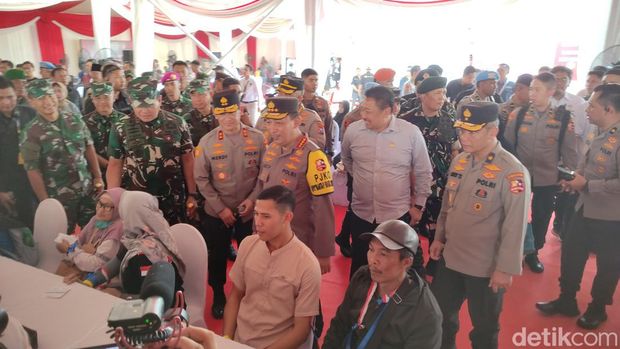 Panglima TNI Laksamana Yudo Margono dan Kapolri Jendera Listyo Sigit saat meninjau lokasi pelayanan kesehatan.