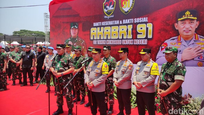 Panglima TNI Laksamana Yudo Margono dan Kapolri Jendera Listyo Sigit saat meninjau lokasi pelayanan kesehatan.