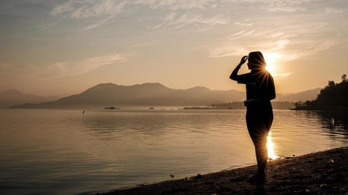 Pantai Kalaki menjadi salah satu destinasi primadona sekaligus spot menikmati sunset terfavorit di Bima, NTB. (Dok. Kemenparekraf)