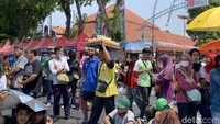 Selain itu, ada pula pedagang es. Mereka keliling di tengah kerumunan para peserta Jalan Sehat Hari Santri yang tengah menanti pengumuman Grand Prize berhadiah utama mobil dan 60 paket umrah. Foto: Aprilia Devi/detikJatim