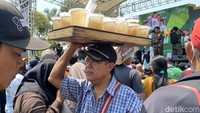 Satu gelas es teh maupun es jeruk yang dijajakan para pedangan itu dihargai Rp 5 ribu. Deni, salah satu pedagang mengaku bersyukur karena mendapat berkah karena dalam sekejap es dagangannya diserbu pembeli yang kehausan. Foto: Aprilia Devi/detikJatim