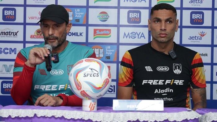 Pelatih Persis Solo Leonardo Medina dan bek Persis Jaimerson Xavier saat konferensi pers jelang laga melawan Persita, Sabtu (21/10/2023).