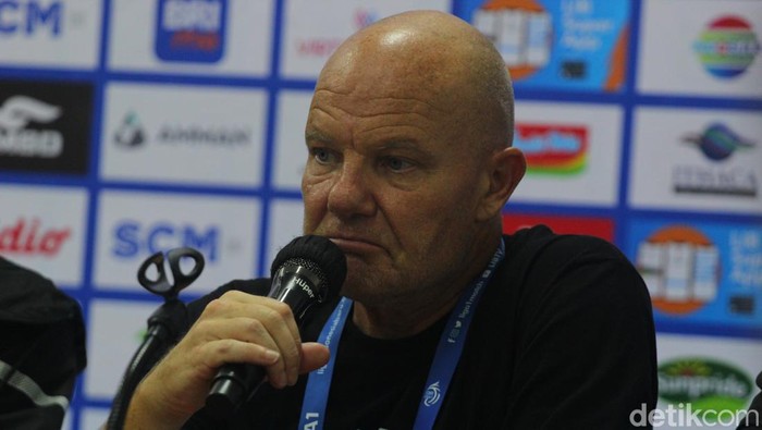 Pelatih PSS Sleman Bertrand Crasson mengomentari jalannya laga melawan Persik Kediri di Stadion Maguwoharjo, Sleman, Sabtu (21/10/2023).