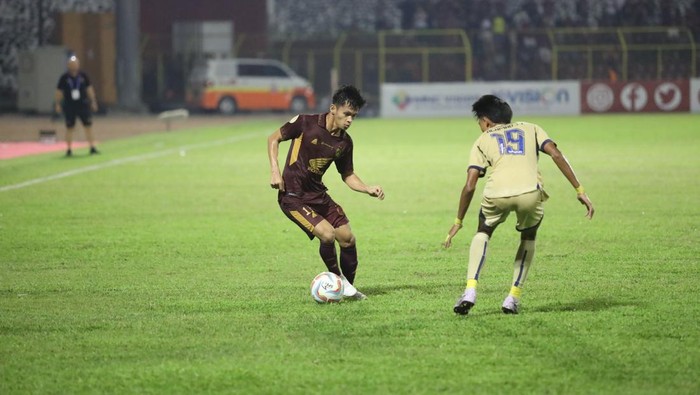 Arema FC Samakan Skor 1-1 Atas PSM Lewat Penalti Charles Lokolingoy