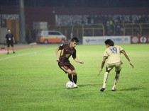 Arema FC Samakan Skor 1-1 Atas PSM Lewat Penalti Charles Lokolingoy