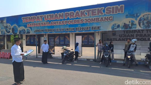 petugas satpas polres jombang pakai busana muslim di hari santri