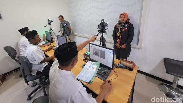 petugas satpas polres jombang pakai busana muslim di hari santri