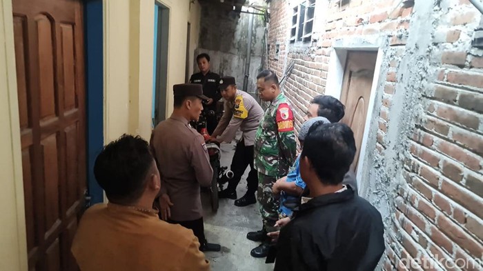 Polisi menertibkan indekos yang meresahkan warga di Kecamatan Sananwetan, Kota Blitar.