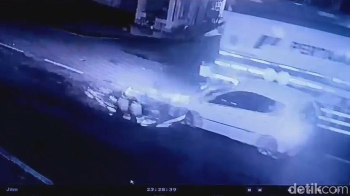 Potongan gambar CCTV mobil tabrak motor di Kota Sukabumi