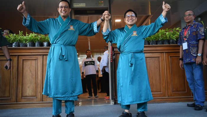 Potret Anies-Cak Imin Cek Kesehatan di RSPAD Gatot Subroto Bakal calon presiden dan wakil presiden Anies Baswedan (kiri) dan Muhaimin Iskandar (kanan) bersiap menjalani pemeriksaan kesehatan disaksikan Ketua KPU Hasyim Asy'ari (kanan) di RSPAD Gatot Soebroto, Jakarta, Sabtu (21/10/2023). ANTARA FOTO/Akbar Nugroho Gumay/hp.