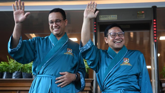 Potret Anies-Cak Imin Cek Kesehatan di RSPAD Gatot Subroto Bakal calon presiden dan wakil presiden Anies Baswedan (kiri) dan Muhaimin Iskandar (kanan) bersiap menjalani pemeriksaan kesehatan disaksikan Ketua KPU Hasyim Asy'ari (kanan) di RSPAD Gatot Soebroto, Jakarta, Sabtu (21/10/2023). ANTARA FOTO/Akbar Nugroho Gumay/hp.
