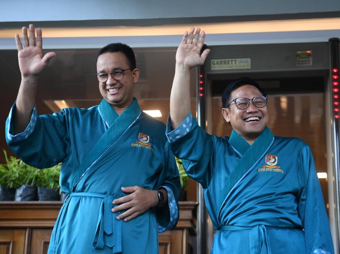 Bakal calon presiden dan wakil presiden Anies Baswedan (kiri) dan Muhaimin Iskandar (kanan) bersiap menjalani pemeriksaan kesehatan disaksikan Ketua KPU Hasyim Asyari (kanan) di RSPAD Gatot Soebroto, Jakarta, Sabtu (21/10/2023). ANTARA FOTO/Akbar Nugroho Gumay/hp.