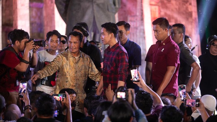 Potret Gibran Hadiri Deklarasi Relawan Aktivis Muda di Tugu Proklamasi Walikota Solo Gibran Rakabuming Raka hadir dalam acara deklarasi dukungan dari kelompok aktivis muda di Tugu Proklamasi, Jakarta Pusat, Sabtu (21/10/2023). Gibran datang mengenakan kemeja kotak-kotak berwarna merah hitam.