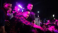Gibran turut menyalami warga yang menghampirinya. Dia juga tampak meladeni ajakan swafoto dari warga. Sesekali Gibran juga menjawab pertanyaan-pertanyaan warga yang bertanya soal kabarnya.