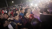 Kedatangan Gibran disambut antusias oleh warga yang hadir dalam deklarasi. Teriakan Gibran Cawapres juga terdengar saat warga mengerubunginya.