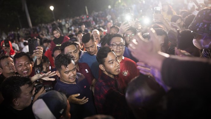 Potret Gibran Hadiri Deklarasi Relawan Aktivis Muda di Tugu Proklamasi Walikota Solo Gibran Rakabuming Raka hadir dalam acara deklarasi dukungan dari kelompok aktivis muda di Tugu Proklamasi, Jakarta Pusat, Sabtu (21/10/2023). Gibran datang mengenakan kemeja kotak-kotak berwarna merah hitam.