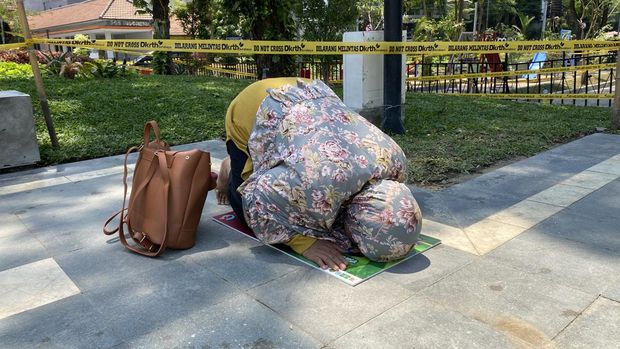 Sabtu (21/10/2023) pagi, digelar acara jalan santai Hari Santri 2023 di Surabaya. Berikut ini potret lautan manusia hingga serba-serbinya.