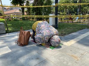 Sujud Syukur Penuh Haru Pemenang Undian Umrah Jalan Santai Hari Santri 2023
