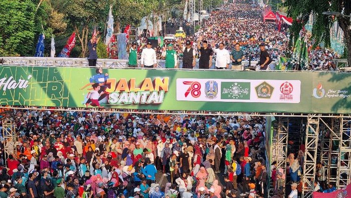 Sabtu (21/10/2023) pagi, digelar acara jalan santai Hari Santri 2023 di Surabaya. Berikut ini potret lautan manusia hingga serba-serbinya.