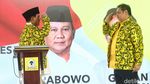 Potret Prabowo Pakai Jaket Golkar Saat Rapimnas