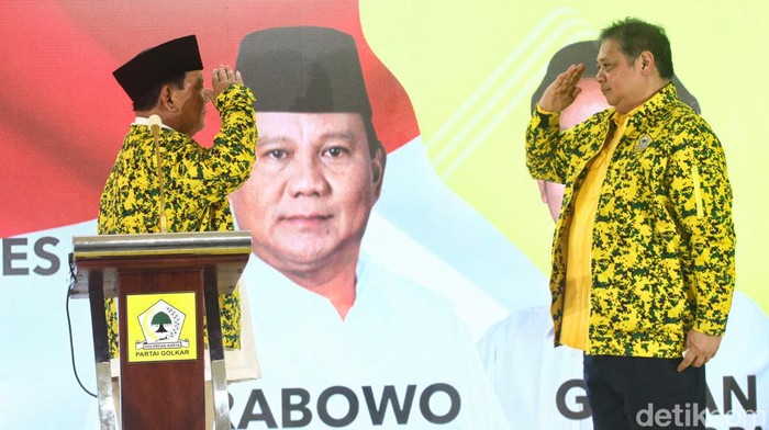 Potret Prabowo Pakai Jaket Golkar Saat Rapimnas Ketum Partai Golkar Airlangga Hartarto mengenakan jaket Golkar ke Capres Prabowo Subianto saat pembukaan rapimnas partai golkar, Sabtu (21/10/2023).