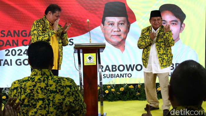 Ketum Partai Golkar Airlangga Hartarto mengenakan jaket Golkar ke Capres Prabowo Subianto saat pembukaan rapimnas partai golkar, Sabtu (21/10/2023).