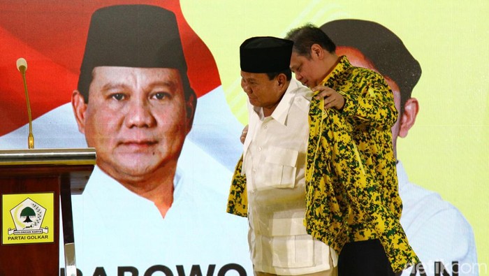 Ketum Partai Golkar Airlangga Hartarto mengenakan jaket Golkar ke Capres Prabowo Subianto saat pembukaan rapimnas partai golkar, Sabtu (21/10/2023).