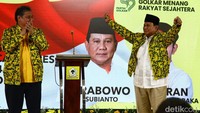 Ketua Umum (Ketum) Partai Golkar Airlangga Hartarto memakaikan jaket Partai Golkar kepada Ketum Partai Gerindra sekaligus bacapres Prabowo Subianto. 