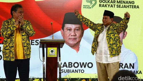 Ketum Partai Golkar Airlangga Hartarto mengenakan jaket Golkar ke Capres Prabowo Subianto saat pembukaan rapimnas partai golkar, Sabtu (21/10/2023).