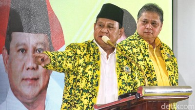 Potret Prabowo Pakai Jaket Golkar Saat Rapimnas