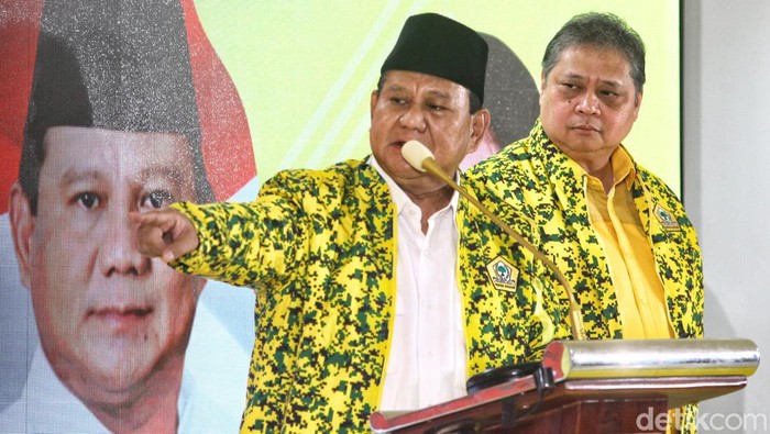 Ketum Partai Golkar Airlangga Hartarto mengenakan jaket Golkar ke Capres Prabowo Subianto saat pembukaan rapimnas partai golkar, Sabtu (21/10/2023).