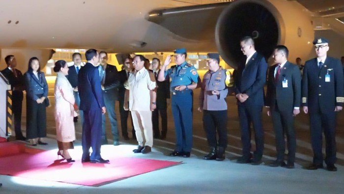 Presiden Joko Widodo (Jokowi) bersama rombongan tiba di Tanah Air usai melakukan kunjungan kerja dari China dan Arab Saudi. Jokowi dan Iriana disambut oleh Menteri Pertahanan (Menhan) Prabowo Subianto, Panglima TNI Laksamana Yudo Margono, dan Kapolri Jenderal Listyo Sigit Prabowo.