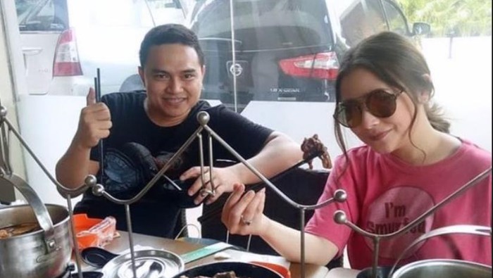 Prilly Latuconsina bersama almarhum sopir pribadinya.