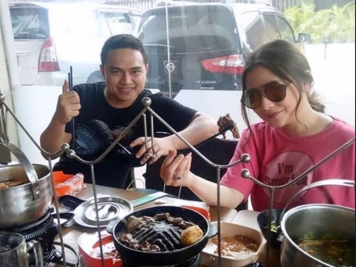 Prilly Latuconsina bersama almarhum sopir pribadinya.