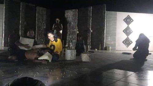 Proses latihan pertunjukan teatrikal bertajuk Gema Ladang oleh komunitas seni Nara Teater Flores Timur. (Foto: Istimewa)