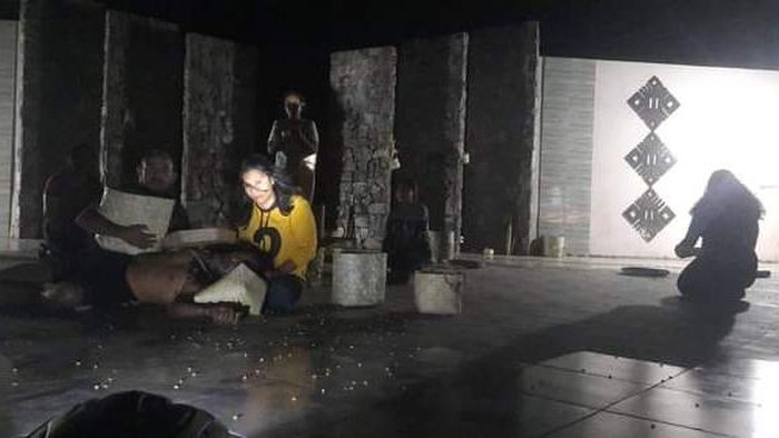 Proses latihan pertunjukan teatrikal bertajuk Gema Ladang oleh komunitas seni Nara Teater Flores Timur. (Foto: Istimewa)